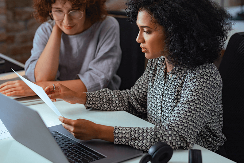 A client sitting down and review her loan option with a Fifth Third Mortgage Loan originator.